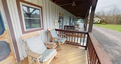 Charming 2-bdrm lodge on Pine Creek, hot tub, fire ring, Cherry Springs & Canyon