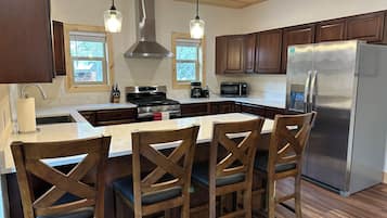 Køleskab, mikrobølgeovn, ovn, kogeplade