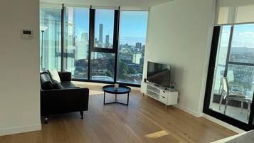 Apartment, 2 Bedrooms, Accessible, City View | Living room
