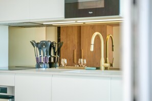 Fridge, microwave, oven, dishwasher - Modern studio facing the sea on the promenade (Les Sables-d´Olonne)