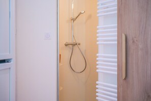 Dusche, Haartrockner, Handtücher