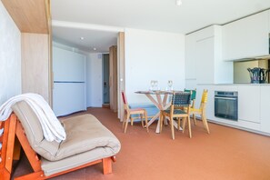 Interior - Modern studio facing the sea on the promenade (Les Sables-d´Olonne)