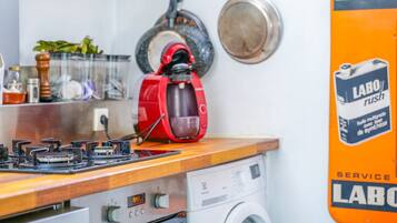 Een koffiezetapparaat/waterkoker, een koelkast, een magnetron, een oven