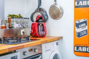 Jääkaappi, mikroaaltouuni, uuni, astianpesukone