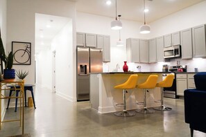 Kylskåp, mikrovågsugn, ugn och spishäll