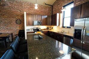 冷蔵庫、電子レンジ、オーブン、コンロ