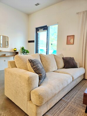 TV - Wabi Sabi - King Bed/2Bed/2ba, Ground level (Lawrence)
