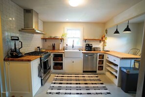 Kühlschrank, Mikrowelle, Ofen, Wasserkocher mit Kaffee-/Teezubehör