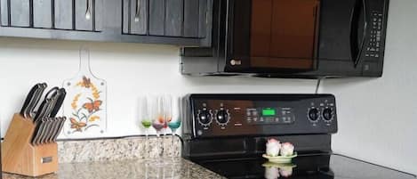 Refrigerador, microondas, horno y parrilla de estufa