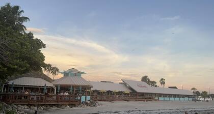 CABANA BANANA- Tampa Bay- 5 mins from Bahia Beach