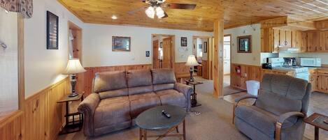 Una televisión, una chimenea