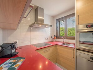 ثلاجة، ميكروويف، فرن، غسالة أطباق