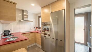 Jääkaappi, mikroaaltouuni, uuni, astianpesukone