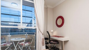 A small room with a balcony, a desk, and a chair. - CapeCity Studio~ Walk 5mins>V&A Waterfront & CTICC (Cape Town)