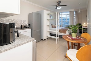 1 habitación, caja de seguridad en la habitación y escritorio