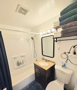 ヘアドライヤー、タオル、石鹸、トイレットペーパー