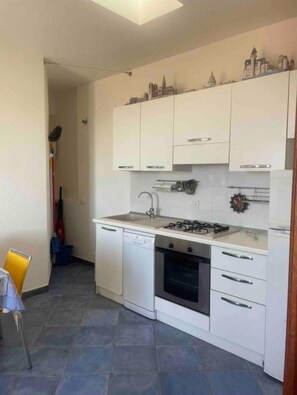 Kühlschrank, Kochgeschirr/Geschirr/Besteck