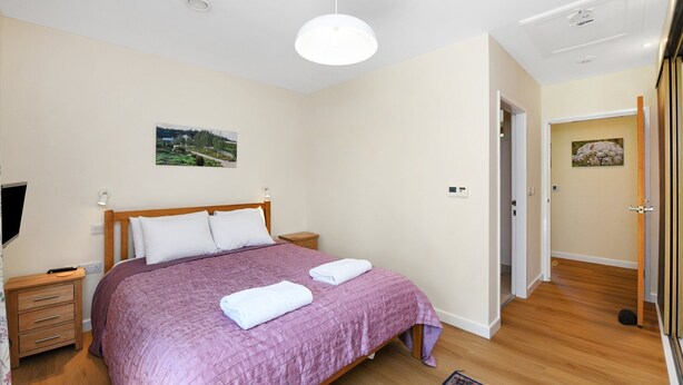 Room - Eco 2-Bed Bungalow with Biodiverse Garden & Solar (Bestwood Village)