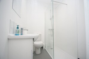 Bathroom - NEW Immaculate Garden Flat (Cliftonville)