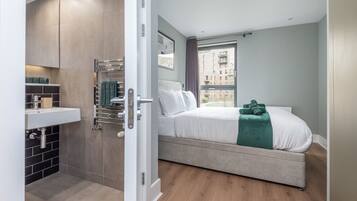 2 bedrooms, desk, iron/ironing board, WiFi