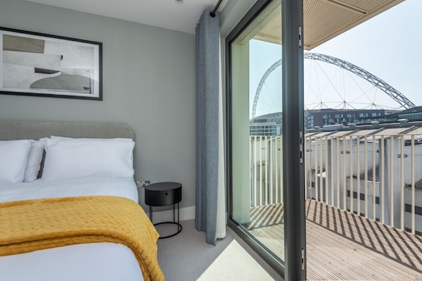 2 bedrooms, desk, iron/ironing board, WiFi