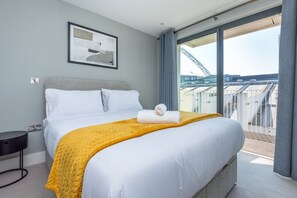 2 bedrooms, desk, iron/ironing board, WiFi