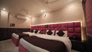 Presidential Room | Desk, free WiFi, bed sheets