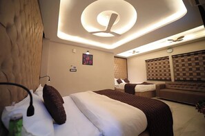 Deluxe Double Room | Desk, free WiFi, bed sheets - Hotel De Romana Near Jama Masjid Gate No.1 (New Delhi)