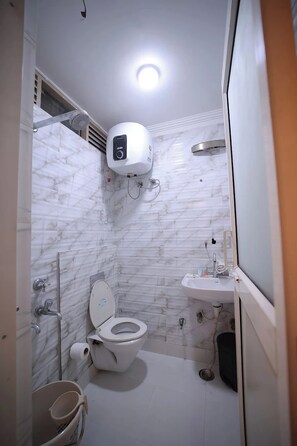 Douche, serviettes fournies, savon, shampoing