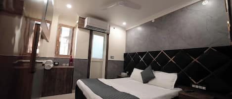 Escritorio, wifi gratis y ropa de cama