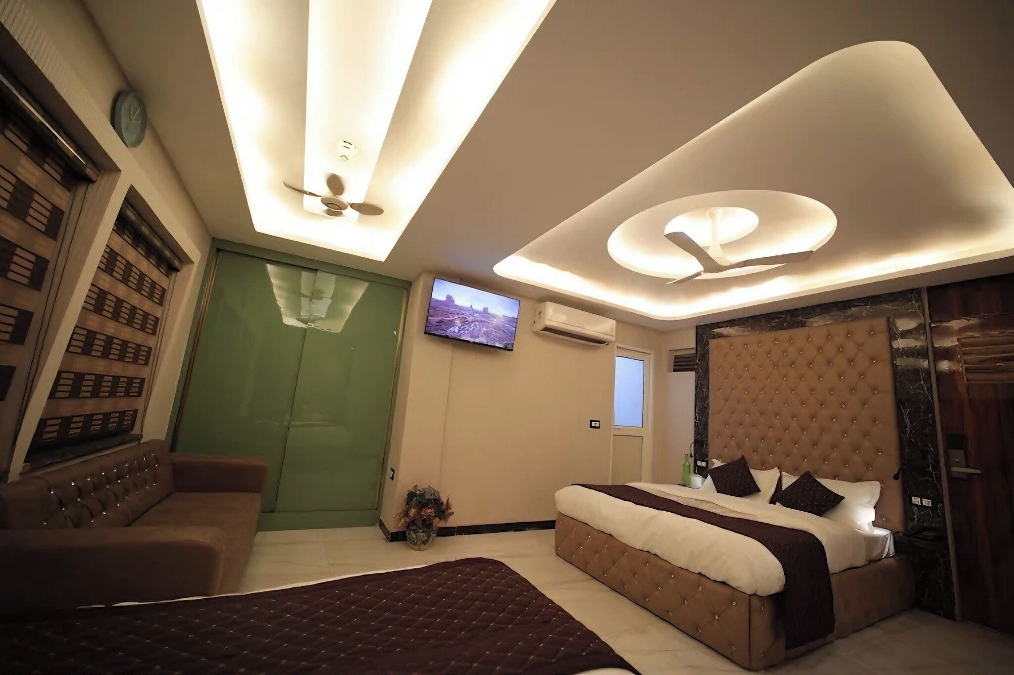 家庭四人房 | 办公桌、免费 WiFi、床单