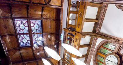 Explore History, Enjoy Comfort in Classic Room Close to Speelgoedmuseum