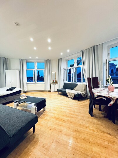 Lovely 4BR Apt Near Kaufpark Alterlaa