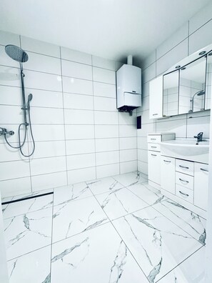 Shared bathroom - Lovely 4BR Apt Near Kaufpark Alterlaa (Vienna)