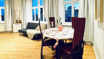 Eenvoudige kamer | Een strijkplank/strijkijzer