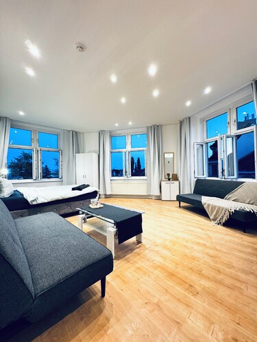 Lovely 4BR Apt Near Kaufpark Alterlaa