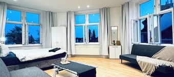 Lovely 4BR Apt Near Kaufpark Alterlaa
