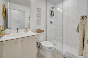 Hair dryer, towels - Bright & Modern Downtown Stay (Kitchener)