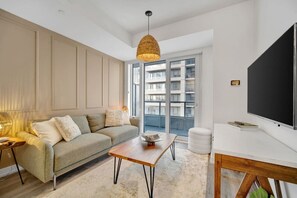 Smart TV, foosball - Bright & Modern Downtown Stay (Kitchener)