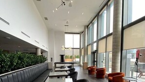 Een modern interieur met een lange bank, tafels en stoelen.