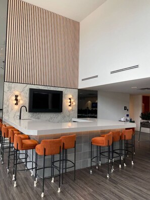 Bar (on property) - Bright & Modern Downtown Stay (Kitchener)