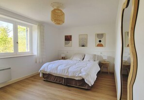 4 室のベッドルーム、アイロン / アイロン台、旅行用ベビーベッド、WiFi (無料)