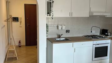 KĂŒhlschrank, Mikrowelle, Ofen, Herdplatte