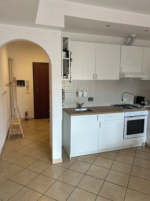 Een koelkast, een microgolfoven, een oven, een kookplaat