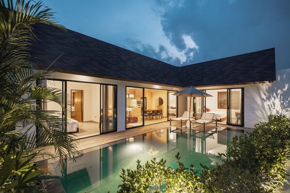 Outdoor pool, pool umbrellas, sun loungers - Rocca Bella Villa 2 by Alfred in Bali (Canggu)