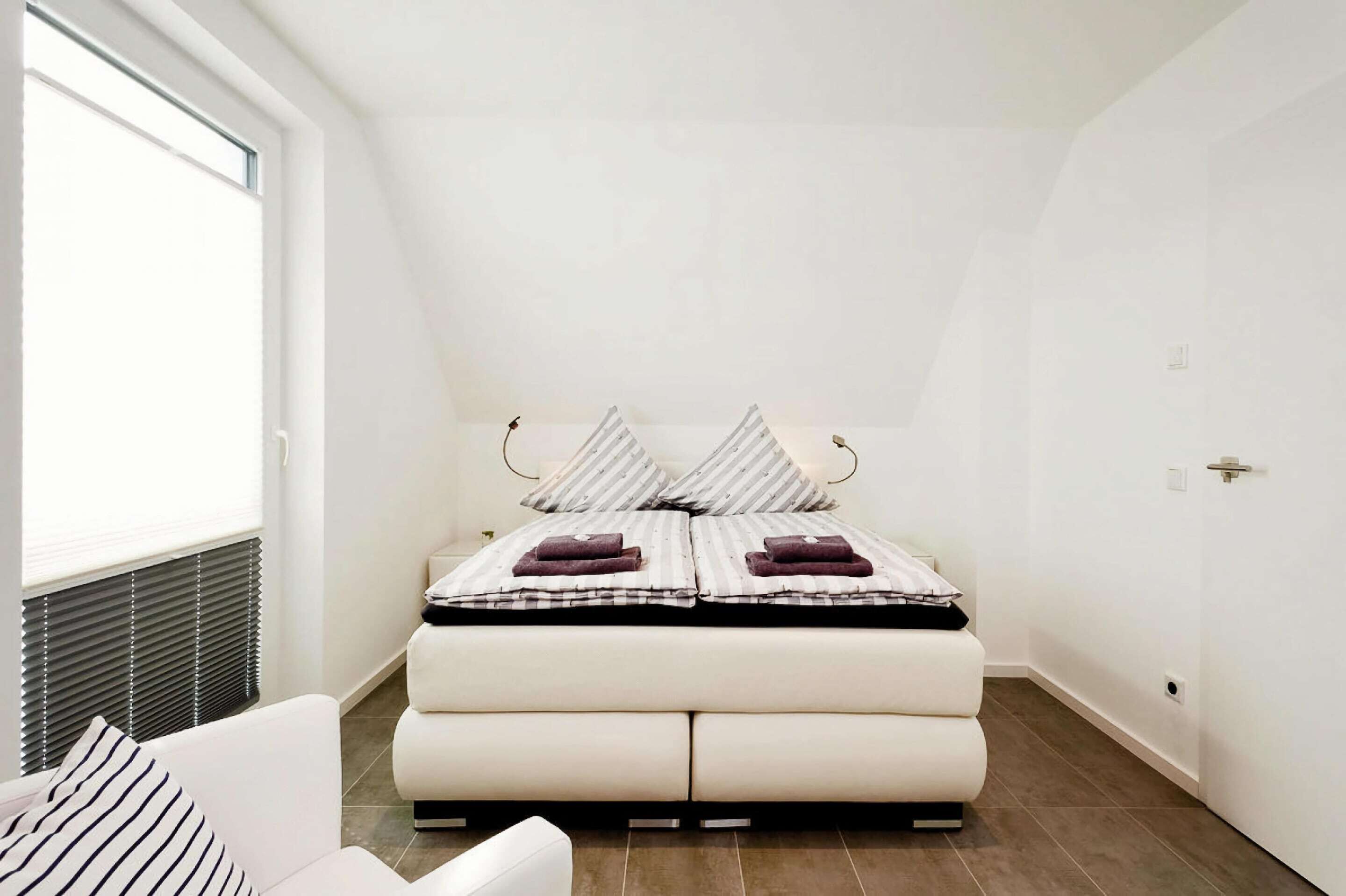 12 camere, con arredamento individuale