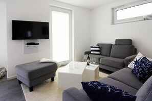 Classic House, 2 Bedrooms | Living room | Fireplace - Ferienhaus am Yachthafen in Peenemuende (Peenemünde)