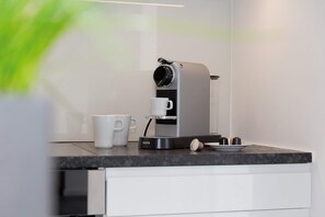 Kühlschrank, Ofen, Geschirrspüler, Wasserkocher mit Kaffee-/Teezubehör