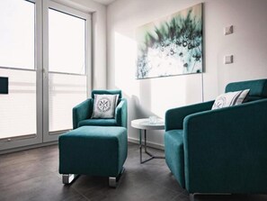 Maison Confort, 2 chambres | Salle de séjour | Cheminée