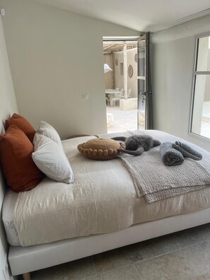 4 bedrooms, desk, travel crib, free WiFi